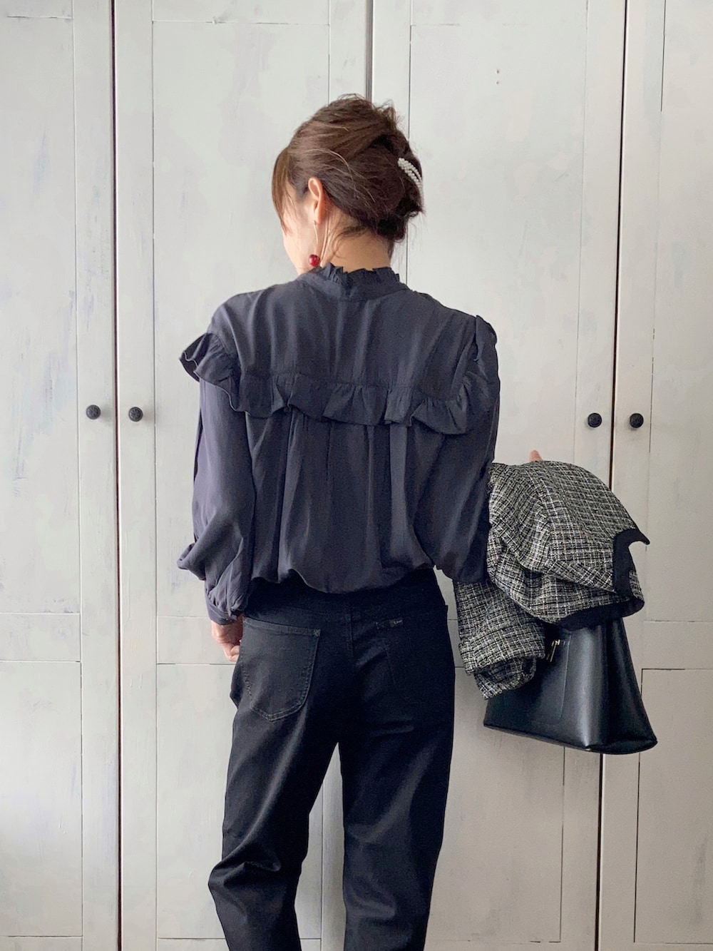 ブラック系のシャツ/ブラウス、ブラック系のスーツセット、ブラック系のデニムパンツを着用したレディースの春コーディネートの3枚目の写真