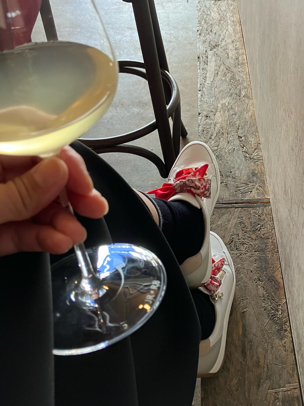 ホワイト系のスニーカー、レッド系のボストンバッグ、ブラック系のシャツワンピースを着用したレディースの秋コーディネートの3枚目の写真