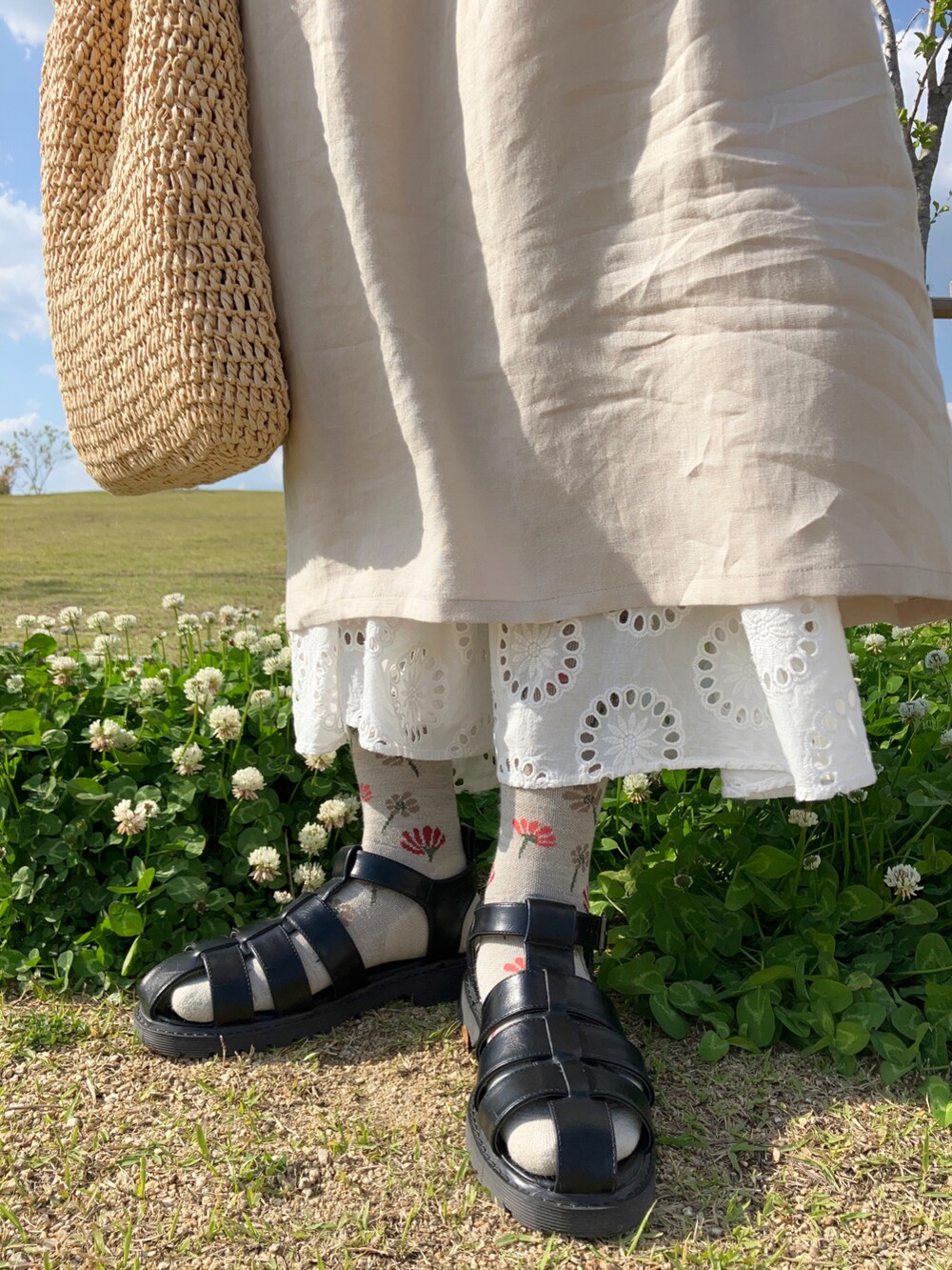 ホワイト系のTシャツ/カットソー、ホワイト系のワンピース/ドレス、ベージュ系のバッグを着用したレディースの春コーディネートの3枚目の写真