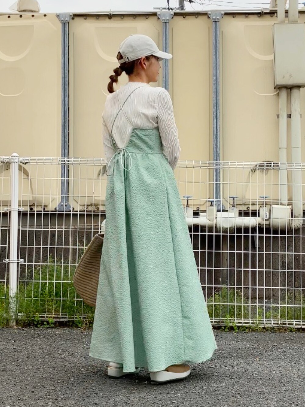 「大人カジュアル、キャミワンピ、グリーン、ポコポコ、ロングワンピース、apretro、NEW ERA、キャップ、40代ファッション」｜「ap retroのぽこぽこベアキャミOP（ワンピース、グリーン系）」を使った、まゆみんさん（レディース・160cm）の春コーディネートの3枚目の写真