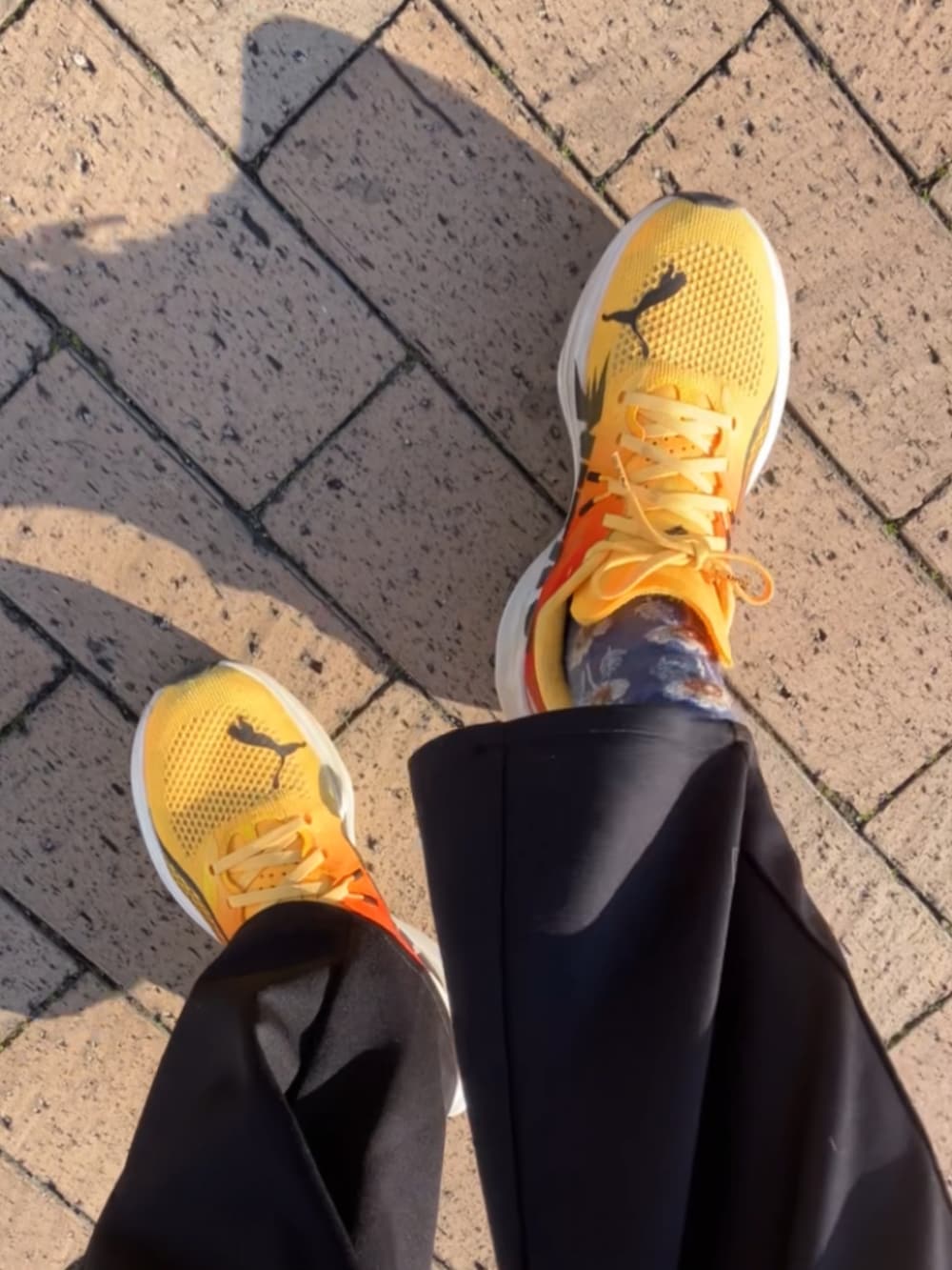 ホワイト系のその他アウター、ベージュ系のキャップを着用したレディースの冬コーディネートの4枚目の写真