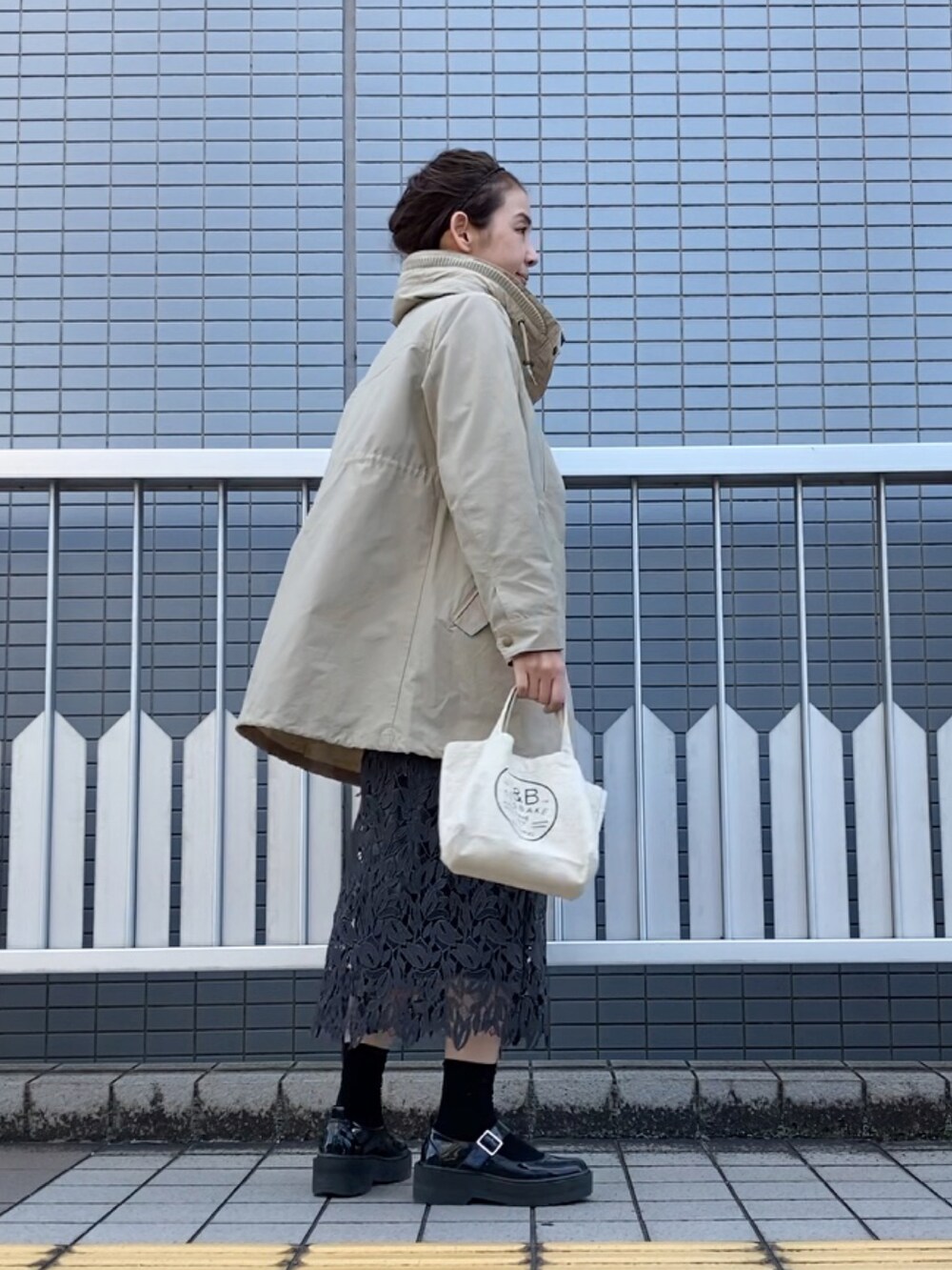 「春服みてみて、大人カジュアル、モッズコート、レーススカート、フリルブラウス、ブラック、ライトアウター、meirire」｜「meirireの撥水加工＆多機能グログラン織りライトコート　モッズコートタイプ（ジャケット/アウター、ベージュ系）」を使った、まゆみんさん（レディース・160cm）の春コーディネートの2枚目の写真