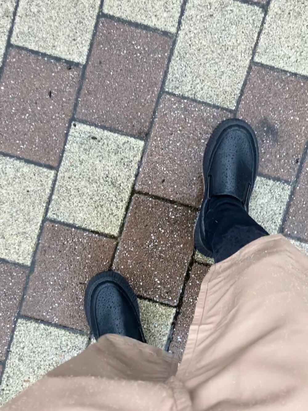 「レインコート、雨の日コーデ、カッパ、雨合羽、トラディショナルウェザーウエア、Traditional Weatherwear、TWW、GASTONLUGA、バックパック、大容量バッグ、厚底シューズ、crie conforto、春コーデ」｜「Traditional WeatherwearのPENRITH RAIN PACKABLE / パッカブルレインコート（レインコート/ポンチョ、ベージュ系）」を使った、まゆみんさん（レディース・160cm）の春コーディネートの4枚目の写真