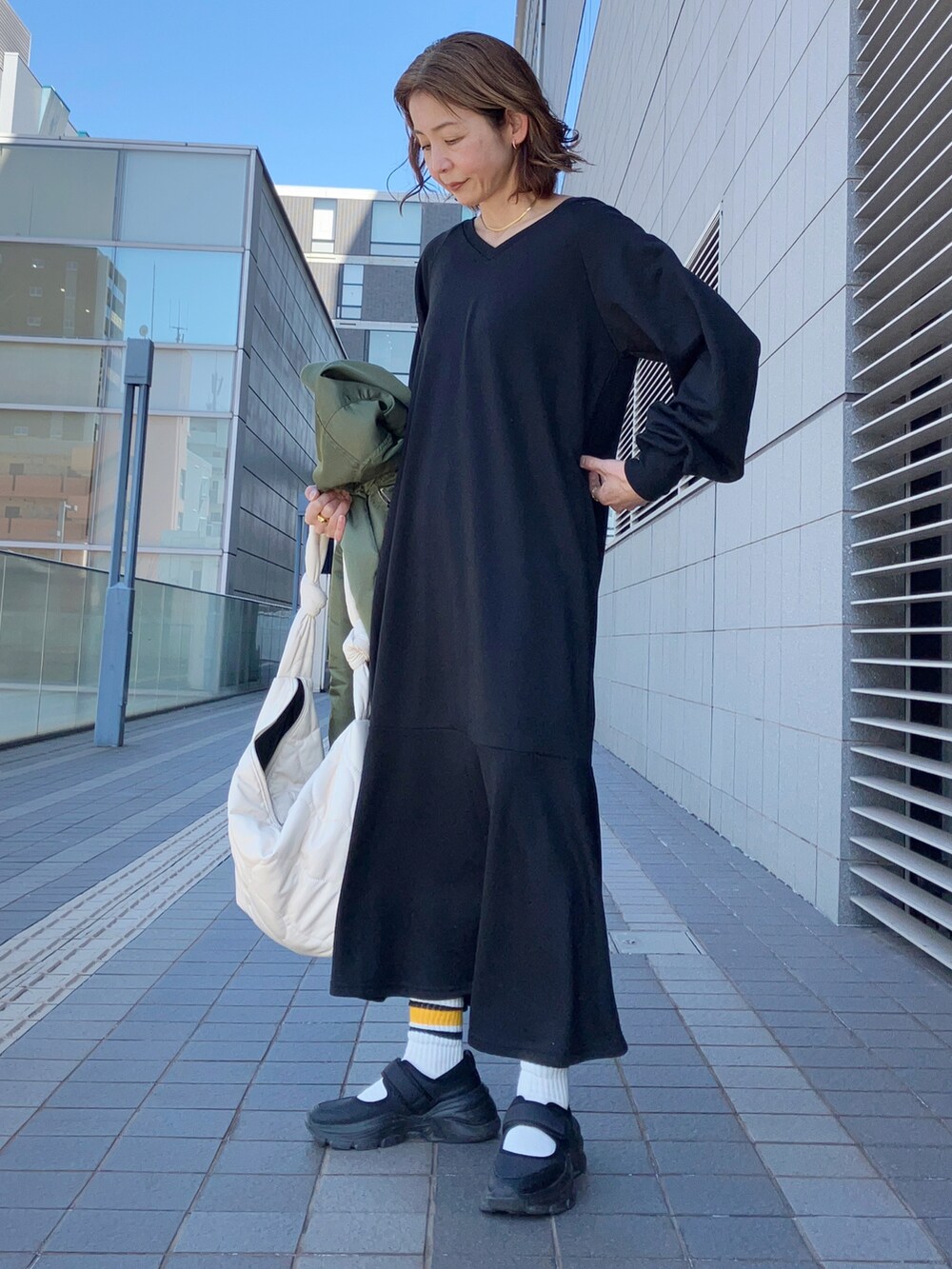 「apretro、ワンピース、マーメイド、モノトーン、40代ファッション」｜「ap retroのマーメイド前後２WAY ワンピース（ワンピース、ブラック系）」を使った、まゆみんさん（レディース・160cm）の冬コーディネートの3枚目の写真
