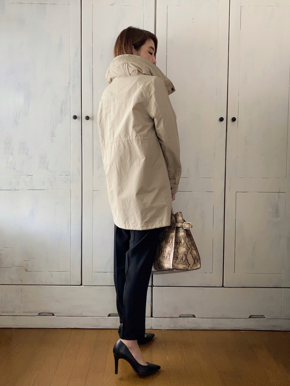 ベージュ系のジャケット/アウター、ブルー系のシャツ/ブラウス、ブラック系のスーツセットを着用したレディースの春コーディネートの3枚目の写真