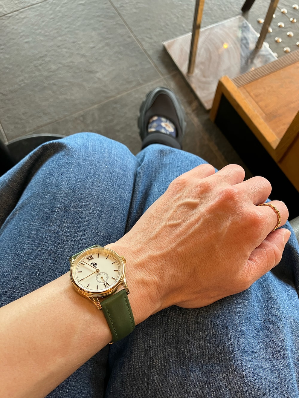 ホワイト系のTシャツ/カットソー、ブルー系のサロペット/オーバーオール、ブラウン系のバックパック/リュックを着用したレディースの春コーディネートの3枚目の写真