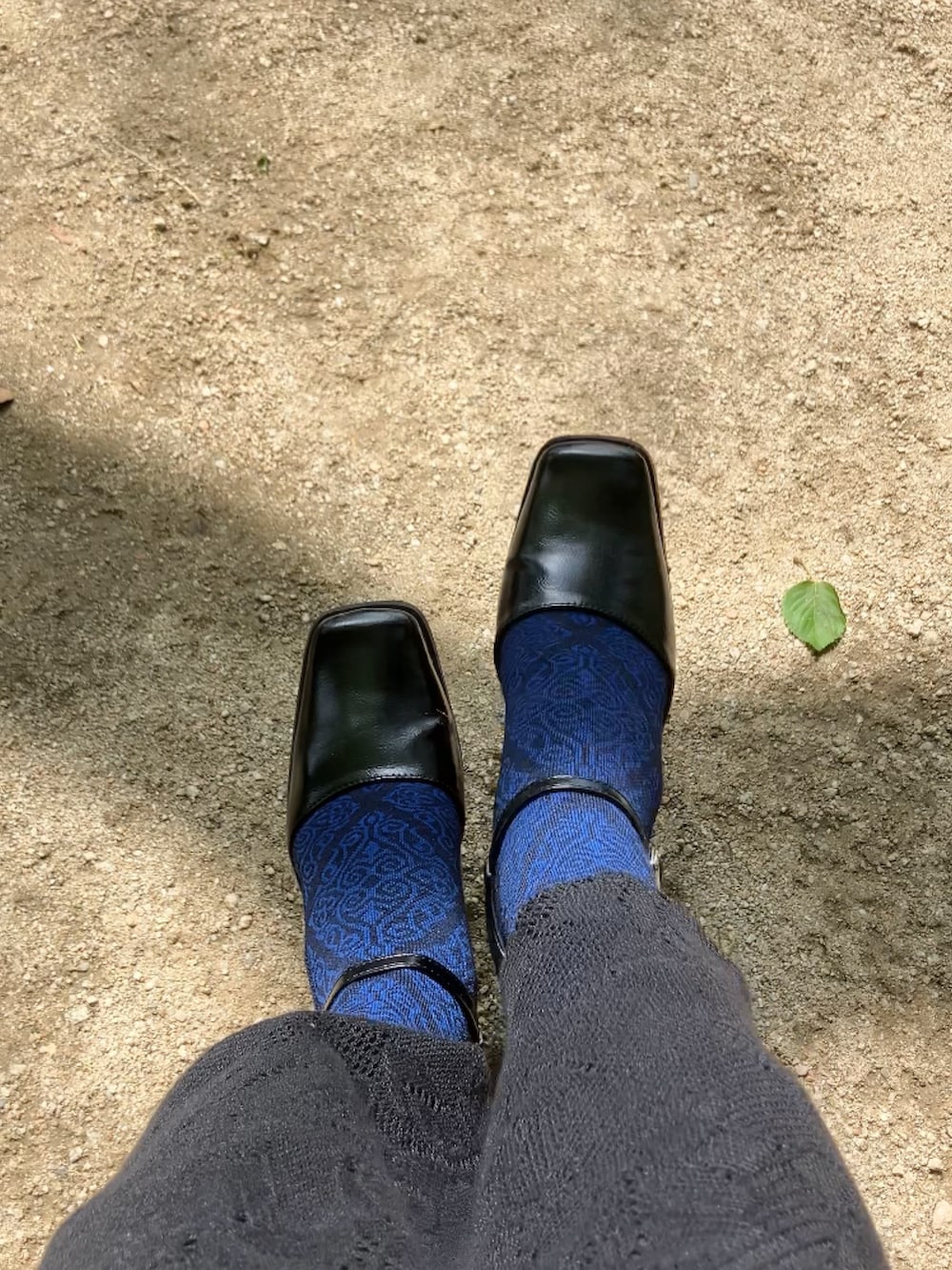 ブラック系のワンピース、ブラック系のボストンバッグ、ブルー系のソックス/靴下を着用したレディースの夏コーディネートの4枚目の写真