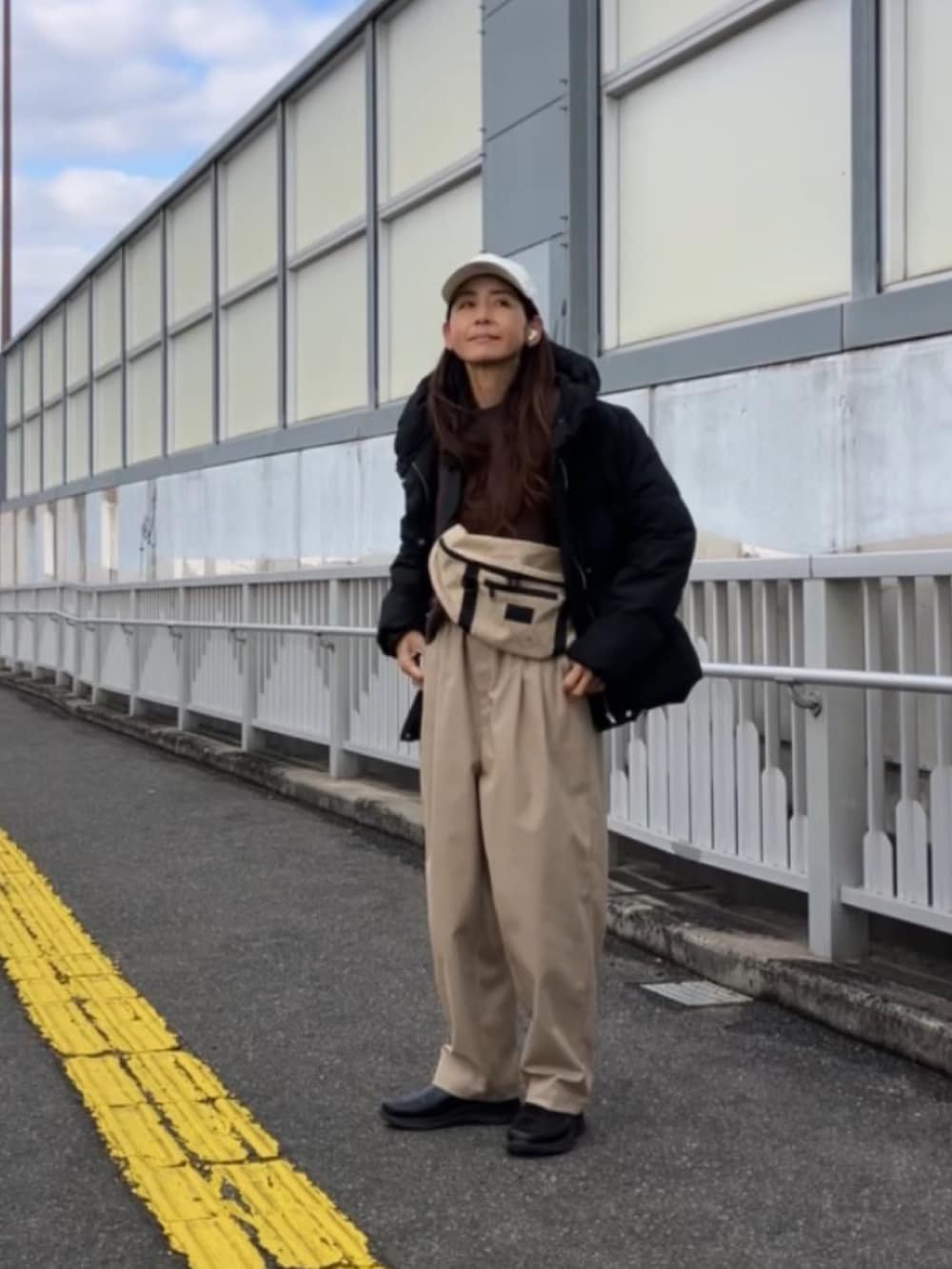 その他のショルダーバッグ、ベージュ系のキャップを着用したレディースの冬コーディネートの3枚目の写真