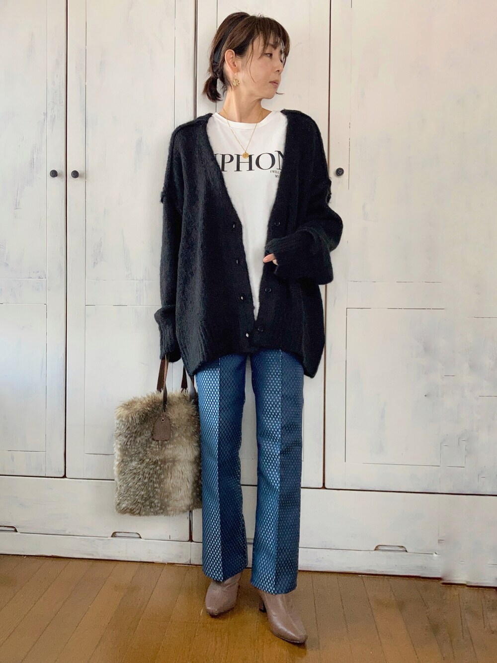 「カーディガン、ロゴT、柄パンツ、ジャガード、休日スタイル、ファーバッグ、ジャガードパンツ、crie conforto、クリーコンフォルト」|「crie confortoのダイヤジャガードパンツ(その他パンツ、ブルー系)」を使った、まゆみんさん(レディース・160cm)の冬コーディネートの2枚目の写真