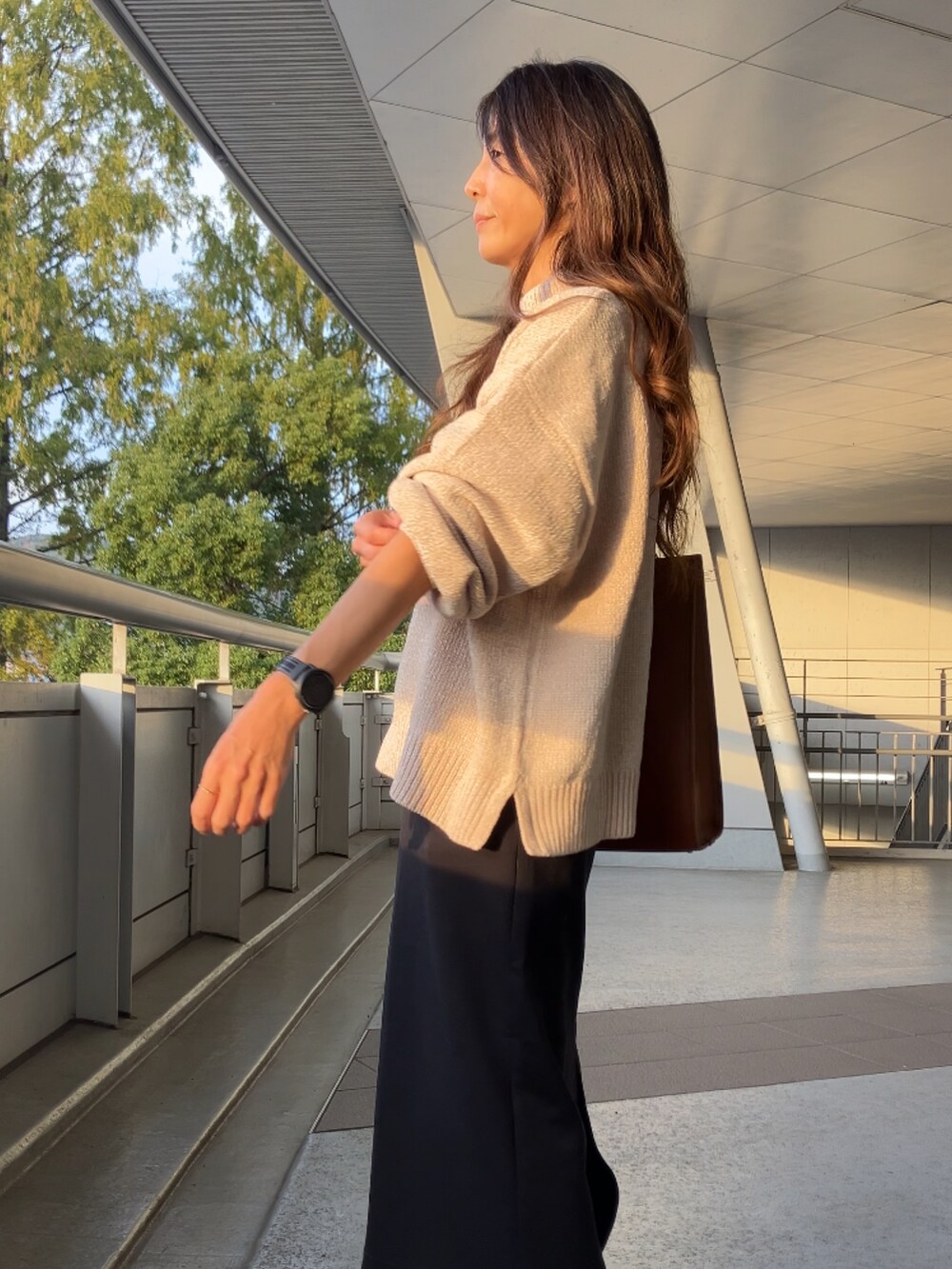 ベージュ系のニット/セーターを着用したレディースの秋コーディネートの2枚目の写真