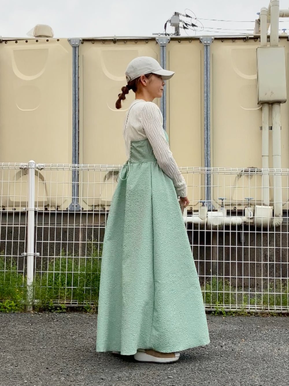 「大人カジュアル、キャミワンピ、グリーン、ポコポコ、ロングワンピース、apretro、NEW ERA、キャップ、40代ファッション」｜「ap retroのぽこぽこベアキャミOP（ワンピース、グリーン系）」を使った、まゆみんさん（レディース・160cm）の春コーディネートの2枚目の写真