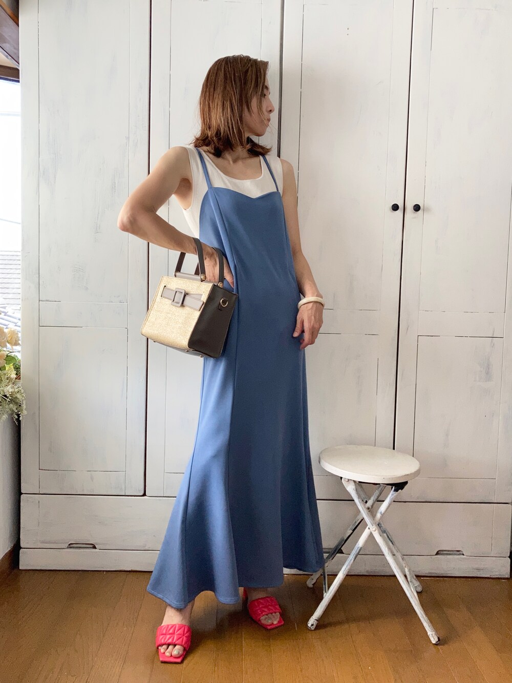 ブルー系のワンピース、グレー系のハンドバッグ、ピンク系のサンダルを着用したレディースの夏コーディネートの2枚目の写真