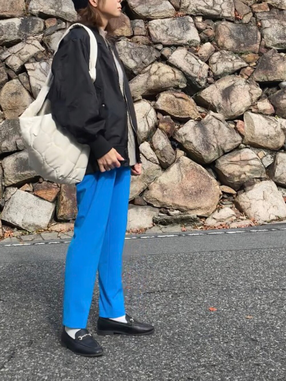 ブルー系のその他パンツ、ブラック系のブルゾン、ベージュ系のニット/セーターを着用したレディースの冬コーディネートの2枚目の写真