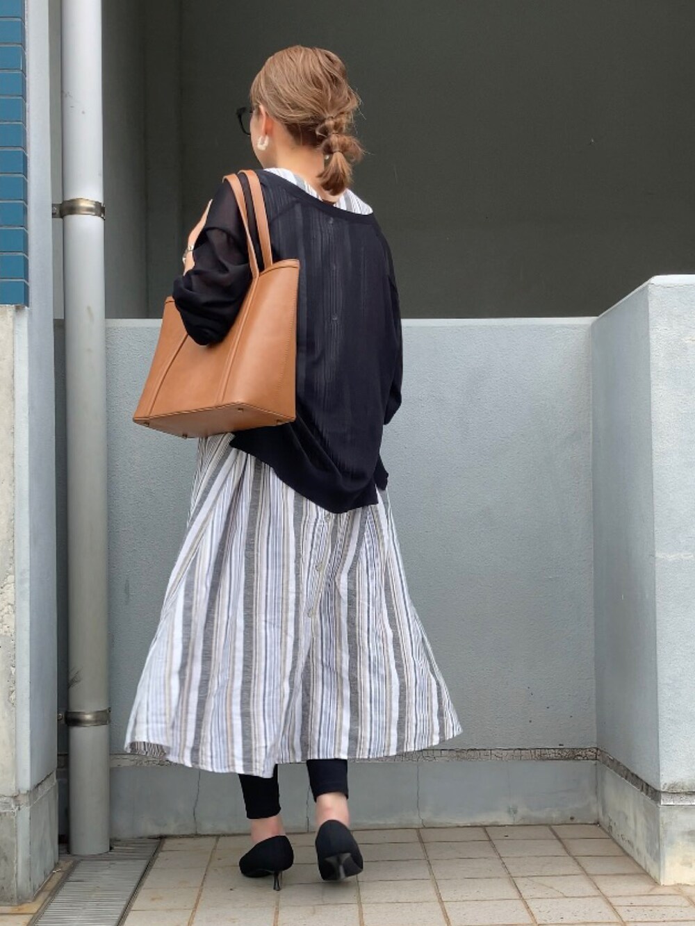 ホワイト系のワンピース、ブルー系のデニムパンツ、イエロー系のサンダルを着用したレディースの夏コーディネートの5枚目の写真