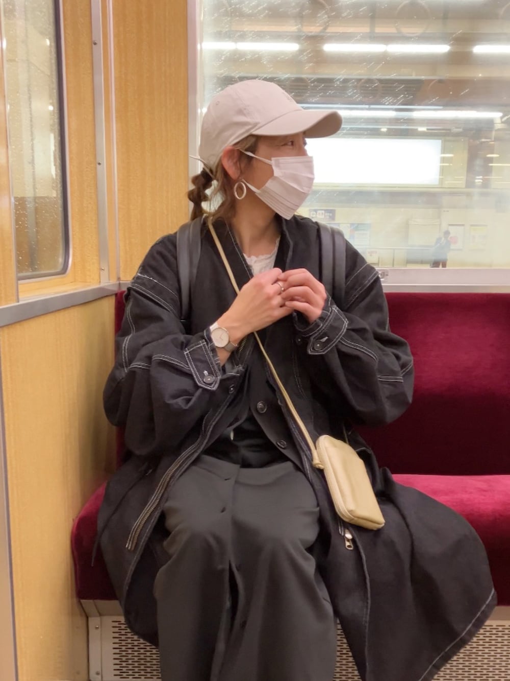 ブラック系のモッズコート、ブラック系のカーディガン/ボレロ、ホワイト系のシャツ/ブラウスを着用したレディースの春コーディネートの4枚目の写真