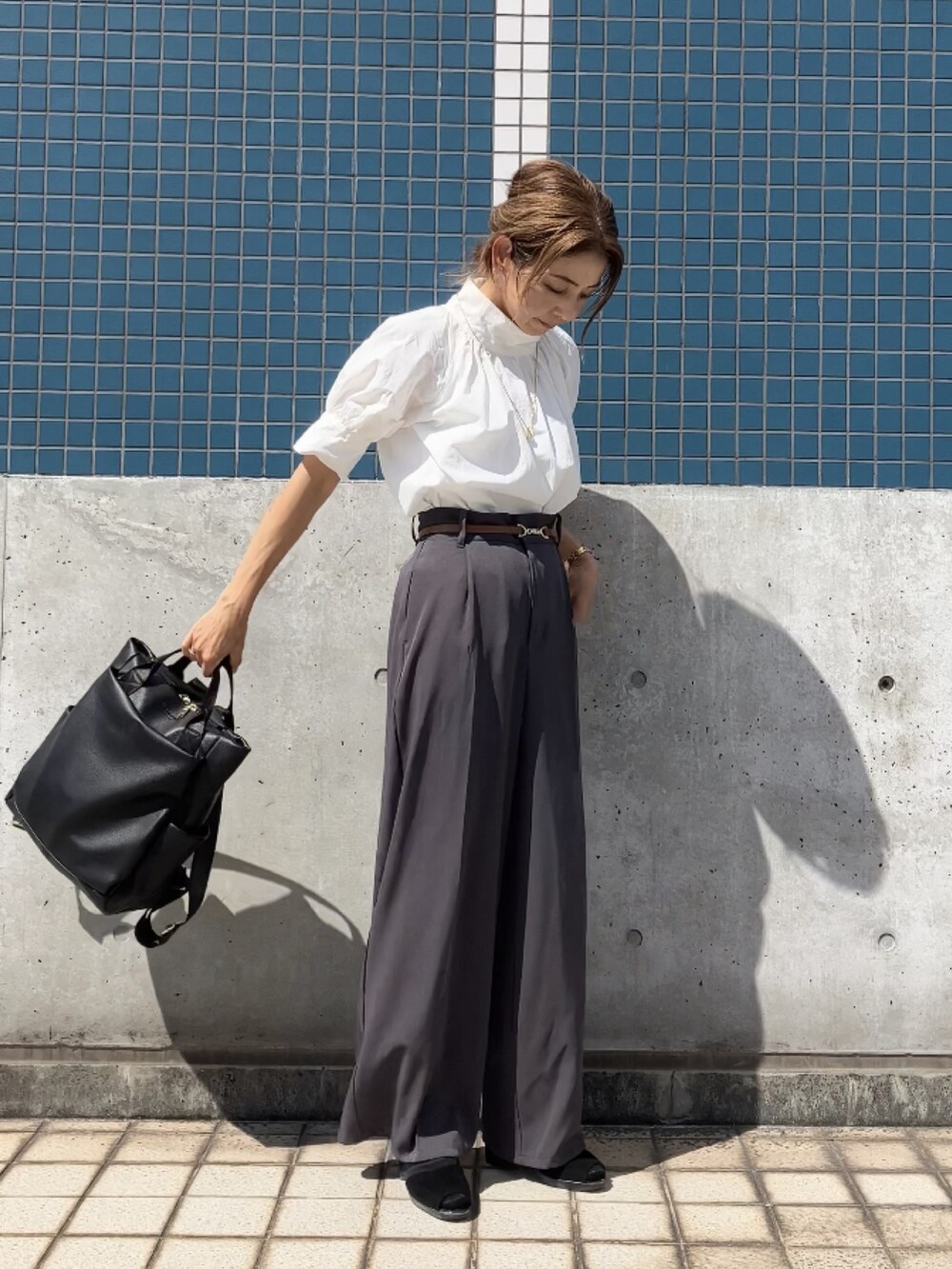 ホワイト系のシャツ/ブラウス、グレー系のその他パンツ、ブラック系のバックパック/リュックを着用したレディースの秋コーディネートの3枚目の写真