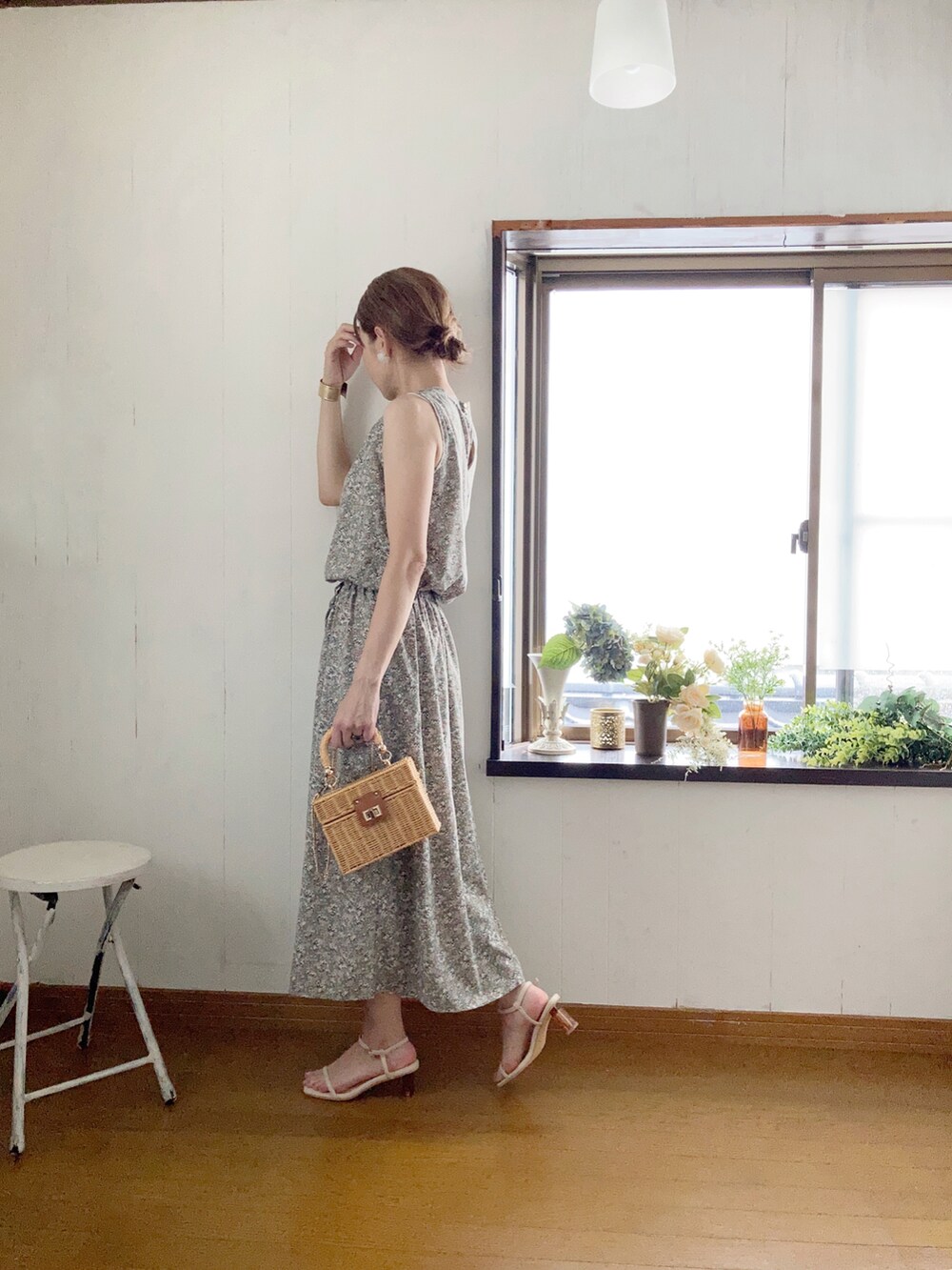 グリーン系のワンピース、ベージュ系のかごバッグ、ベージュ系のサンダルを着用したレディースの夏コーディネートの3枚目の写真