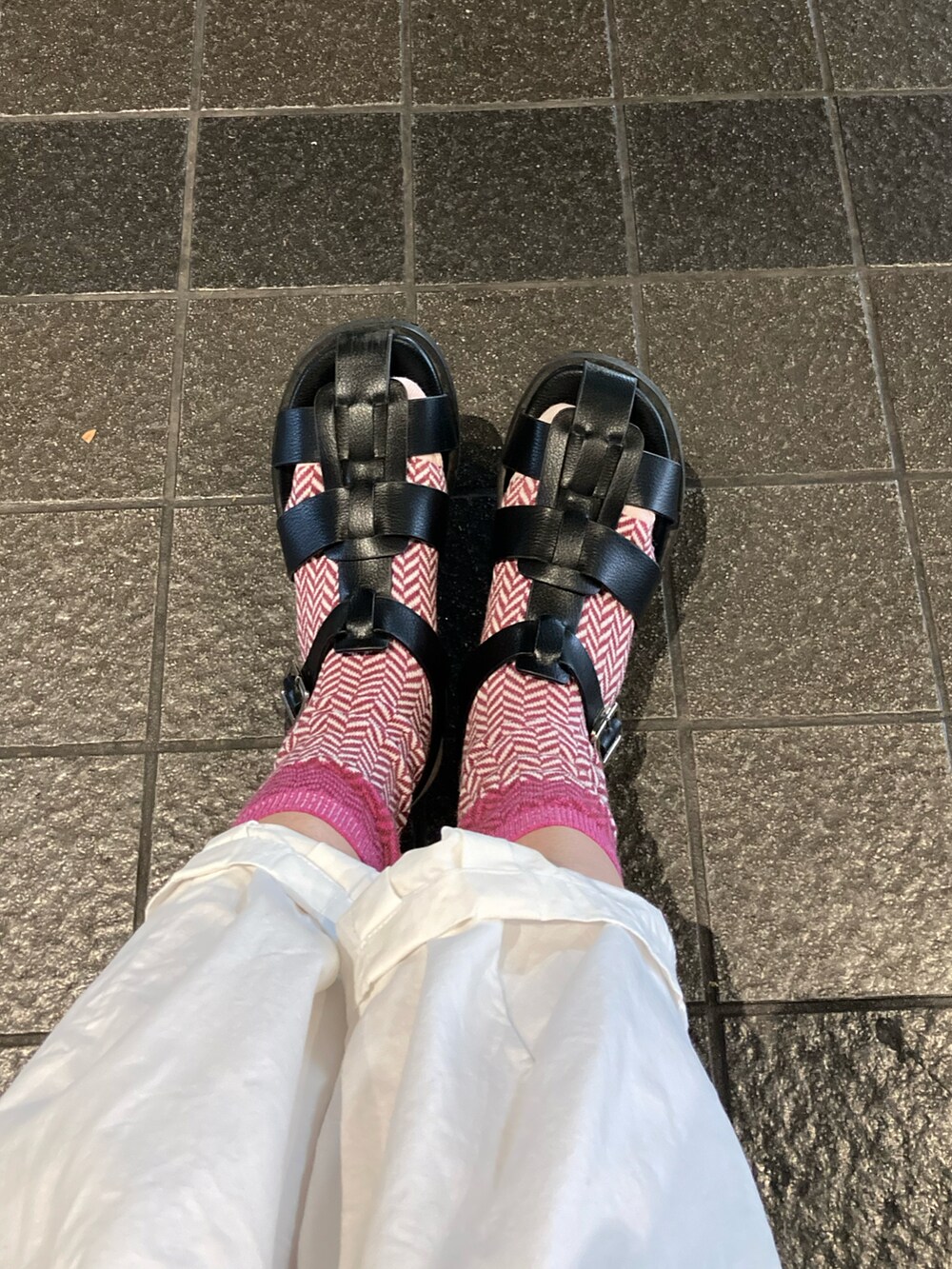 ベージュ系のベスト、グレー系のシャツ/ブラウス、ホワイト系のチノパンツを着用したレディースの夏コーディネートの4枚目の写真