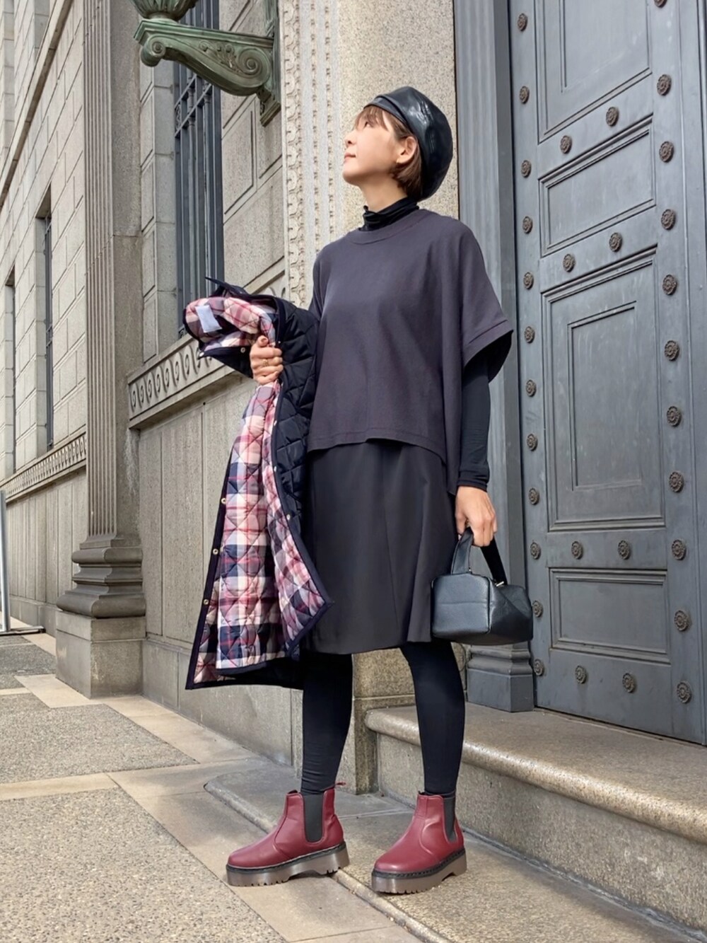 ブルー系のノーカラーコート、グレー系のワンピース、ブラック系のスーツセットを着用したレディースの秋コーディネートの2枚目の写真