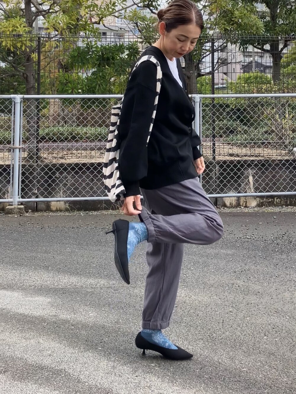 グレー系のパンツ、ホワイト系のTシャツ/カットソー、ブルー系のソックス/靴下を着用したレディースの冬コーディネートの3枚目の写真