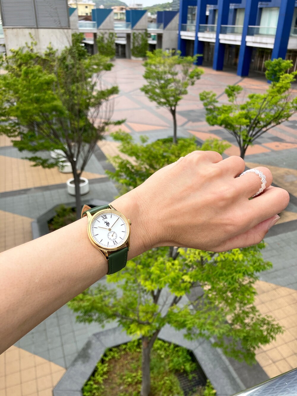 ブラック系のワンピース、ホワイト系のスニーカー、ホワイト系のリングを着用したレディースの春コーディネートの2枚目の写真