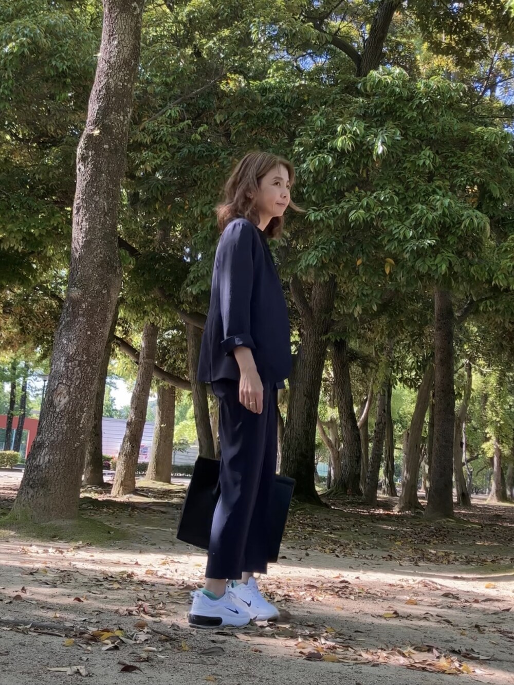 「お仕事コーデ、アラフィフ、40代ファッション」｜「Emilyanの【手洗いできるハイストレッチカルゼワッシャー】WEB限定！カラーレスジャケット＆テーパードパンツ/セットアップスーツ（スーツセット、ブルー系）」を使った、まゆみんさん（レディース・160cm）の春コーディネートの3枚目の写真