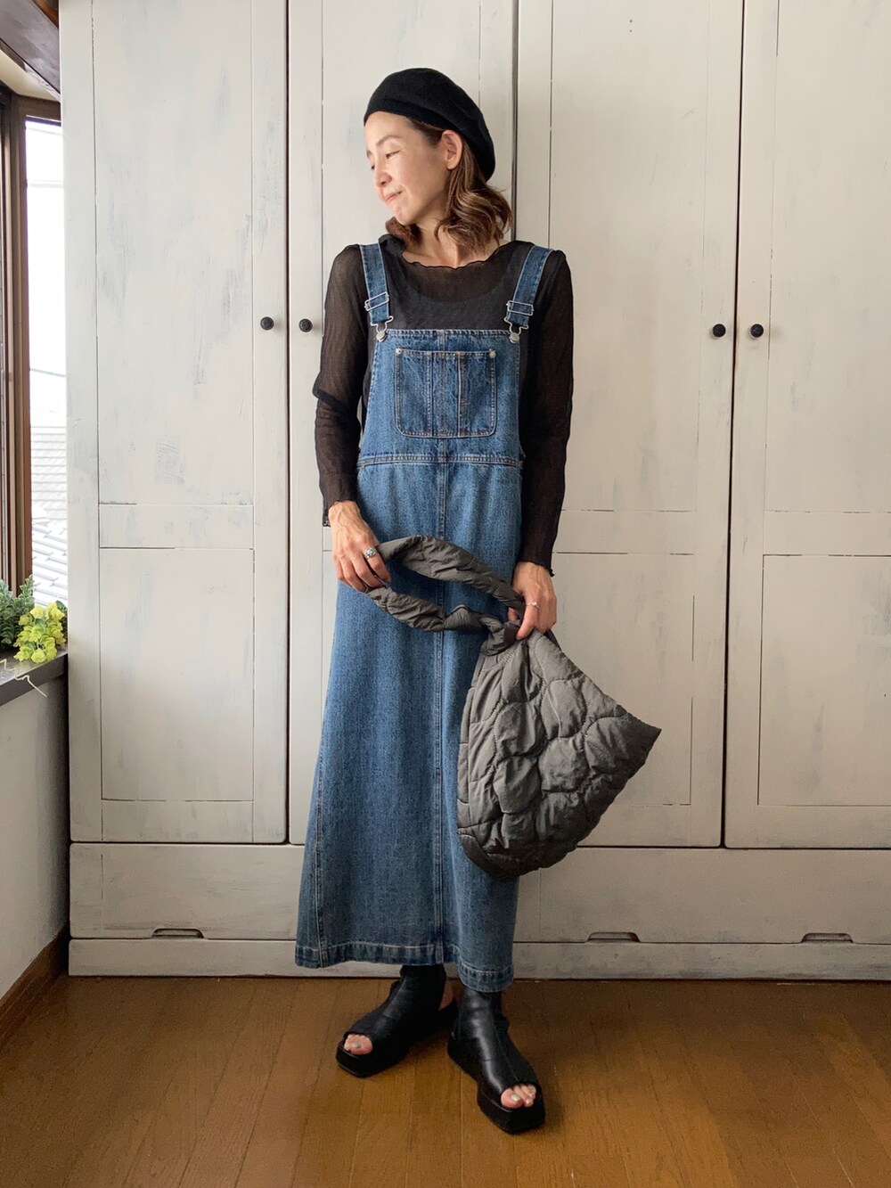 ブルー系のサロペット/オーバーオール、グレー系のショルダーバッグ、ブラック系のブーツを着用したレディースの夏コーディネートの3枚目の写真