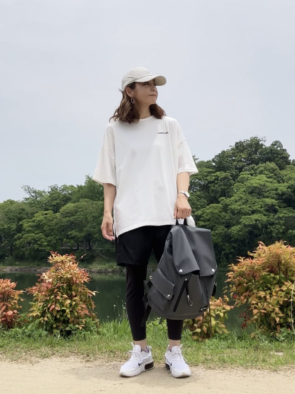 ホワイト系のTシャツ/カットソー、ブラック系のその他パンツ、ホワイト系のスニーカーを着用したレディースの夏コーディネートの4枚目の写真