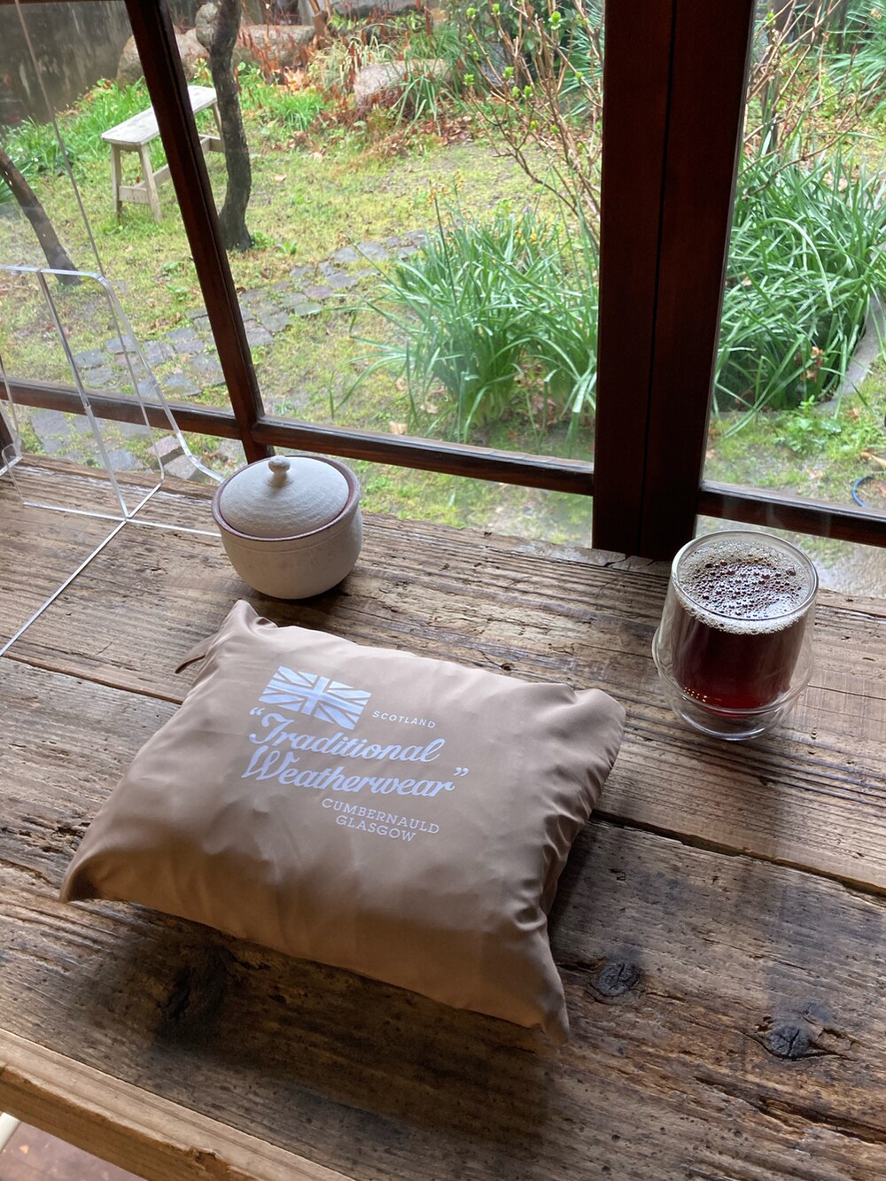 「レインコート、雨の日コーデ、カッパ、雨合羽、トラディショナルウェザーウエア、Traditional Weatherwear、TWW、GASTONLUGA、バックパック、大容量バッグ、厚底シューズ、crie conforto、春コーデ」｜「Traditional WeatherwearのPENRITH RAIN PACKABLE / パッカブルレインコート（レインコート/ポンチョ、ベージュ系）」を使った、まゆみんさん（レディース・160cm）の春コーディネートの3枚目の写真