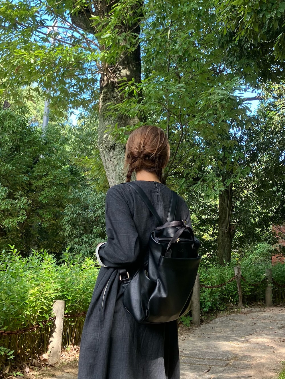 グレー系のワンピース/ドレス、ブラック系のバックパック/リュック、シルバー系のパンプスを着用したレディースの秋コーディネートの2枚目の写真