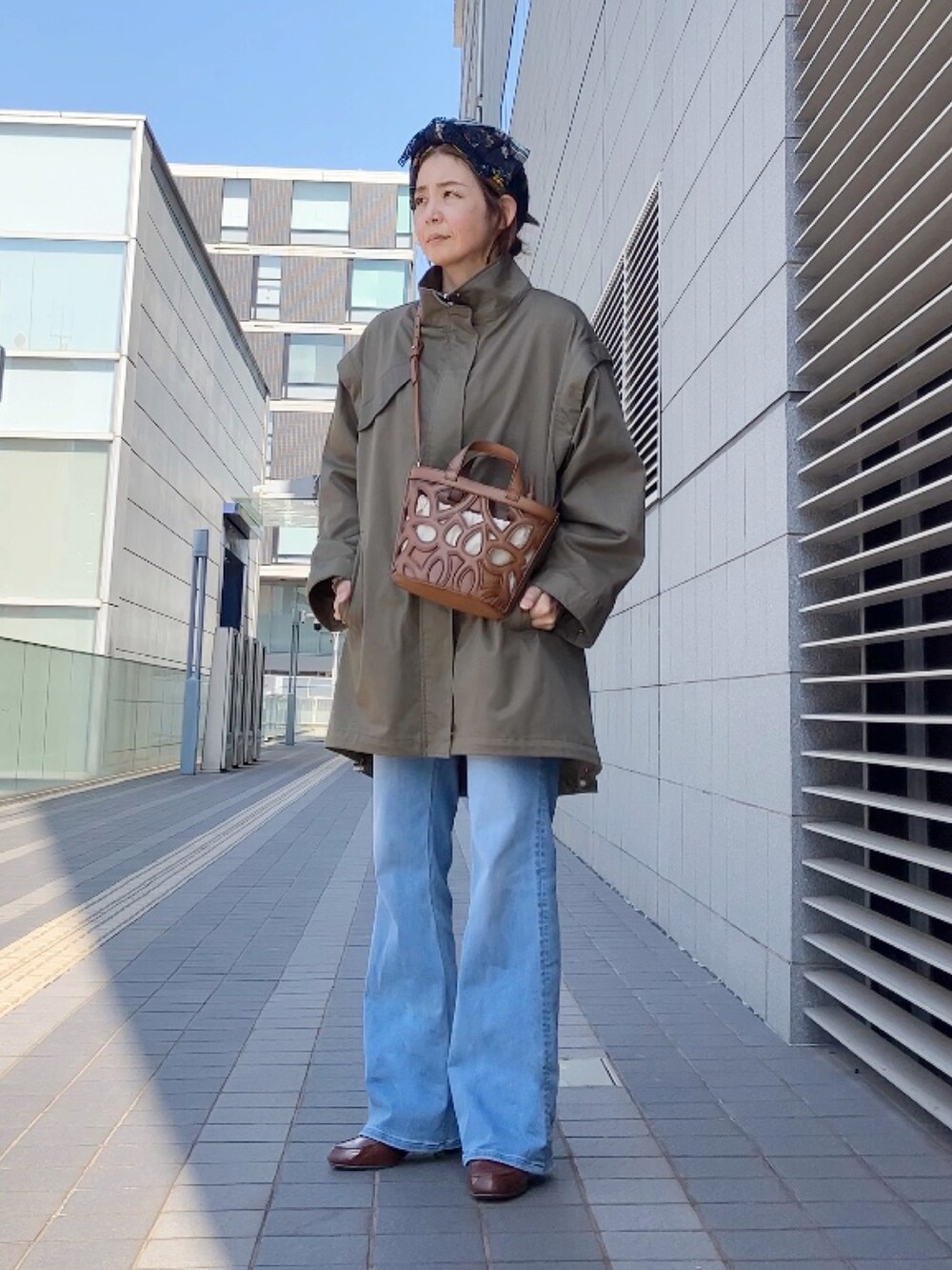 「apretro、ミリタリー、ブルゾン、M65、ヘアバンド、エドウィン、EDWIN、フレアパンツ、ZARA、カットワーク、ザラ、春アウター」｜「ap retroの2WAYブルゾン　M65　ミリタリーベスト（ミリタリージャケット、グリーン系）」を使った、まゆみんさん（レディース・160cm）の春コーディネートの3枚目の写真