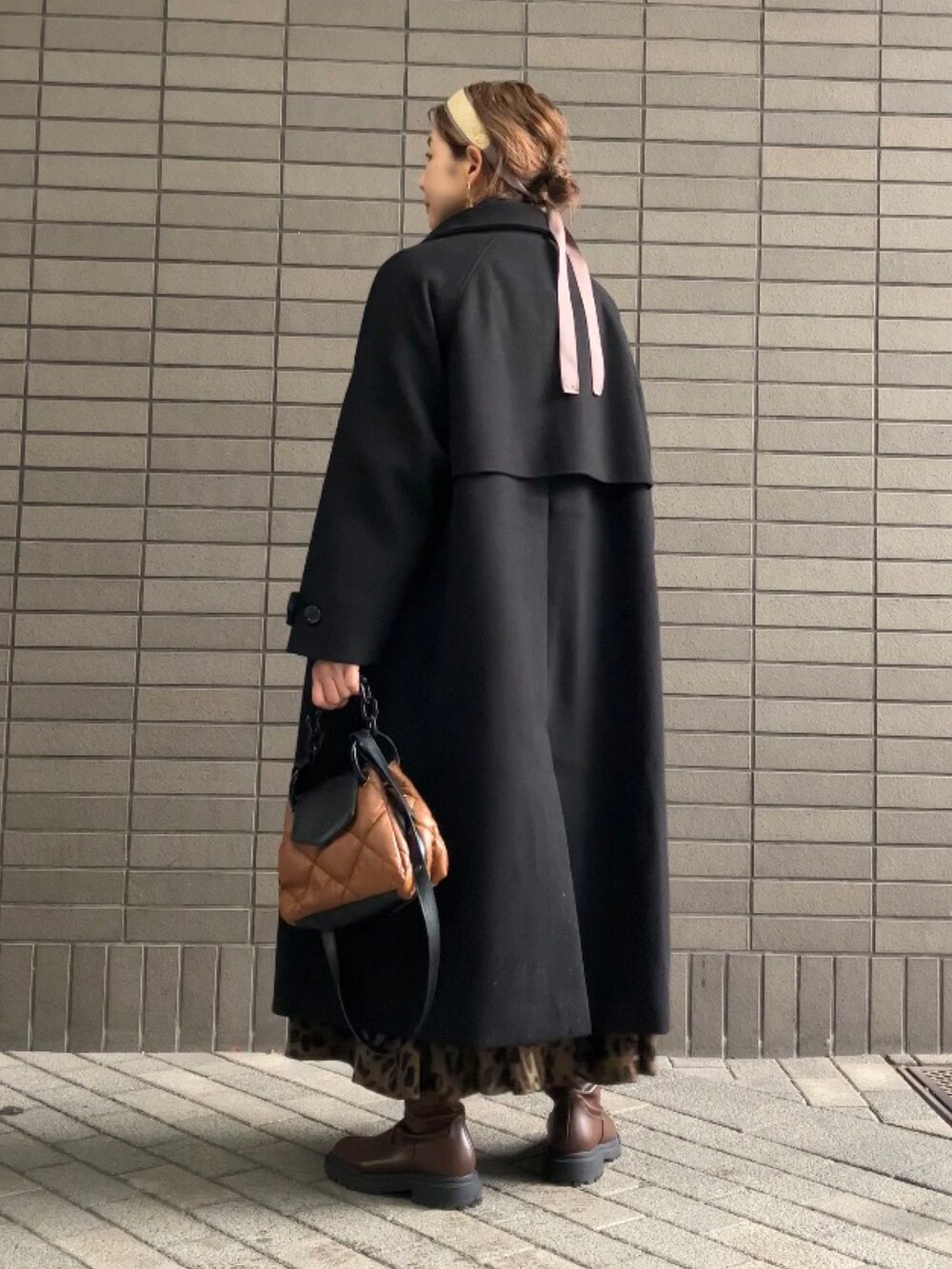 「レトロ、チェーンバッグ、deuxamour、ロングコート、apretro、カチューシャ、Samansa Mos2、SM2、GU、レオパード」｜「deux amourの太チェーンショルダーバッグ（ショルダーバッグ、ブラウン系）」を使った、まゆみんさん（レディース・160cm）の冬コーディネートの2枚目の写真