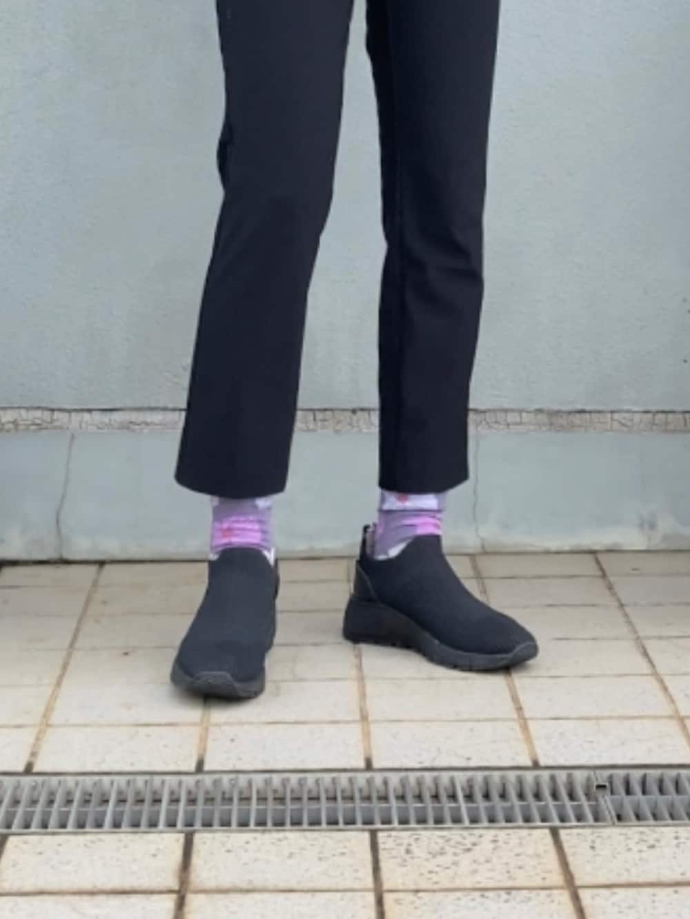 ブラック系のパンツ、グレー系のTシャツ/カットソー、パープル系のシャツ/ブラウスを着用したレディースの夏コーディネートの3枚目の写真