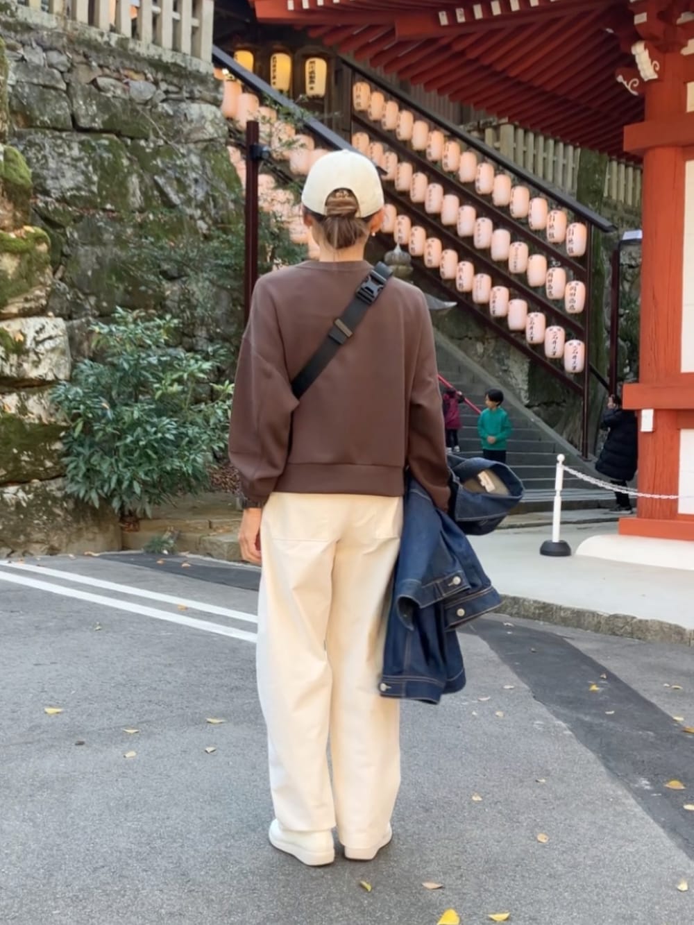 その他のショルダーバッグ、ベージュ系のキャップを着用したレディースの秋コーディネートの4枚目の写真