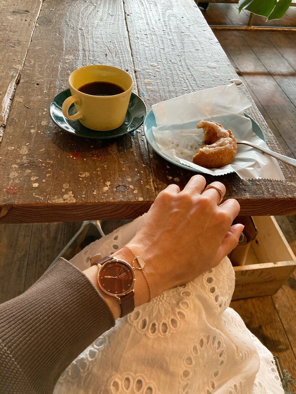 ブラウン系のニット/セーター、イエロー系のバックパック/リュック、ホワイト系のワンピース/ドレスを着用したレディースの秋コーディネートの2枚目の写真