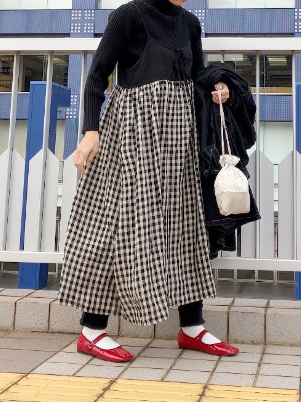 「モッズコート、大人カジュアル、大人ガーリー、デニム、forksy、forksy.、Samansa Mos2、kazumiコラボ、SM2、キャミワンピ、リネン、赤、40代ファッション」|「forksy.の【forksy.】2WAYデニムモッズコート/ベスト(モッズコート、ブラック系)」を使った、まゆみんさん(レディース・160cm)の冬コーディネートの4枚目の写真