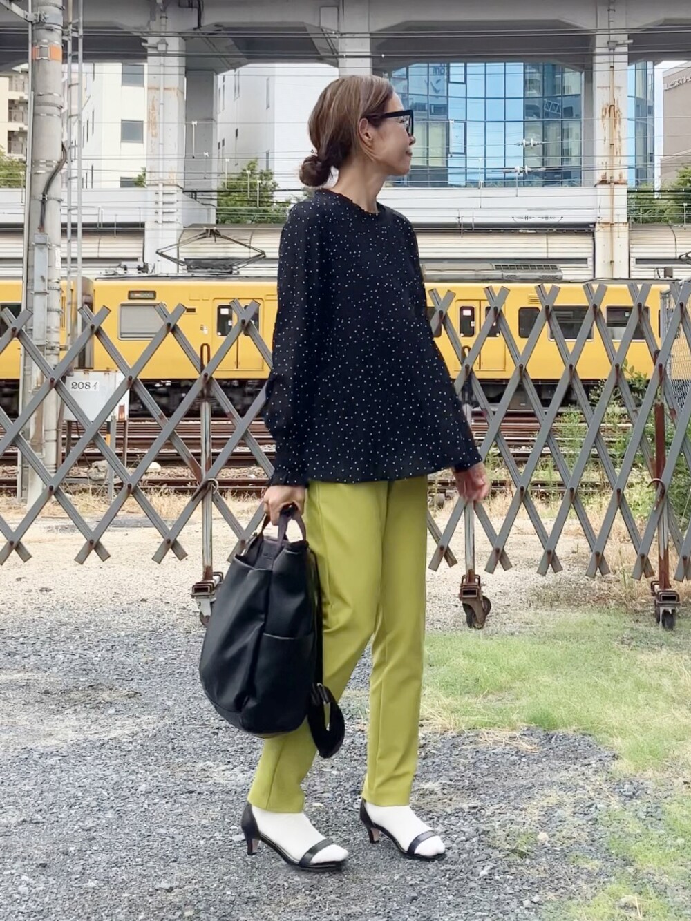 グリーン系のパンツ、ブラック系のシャツ/ブラウス、ブラック系のバックパック/リュックを着用したレディースの秋コーディネートの3枚目の写真