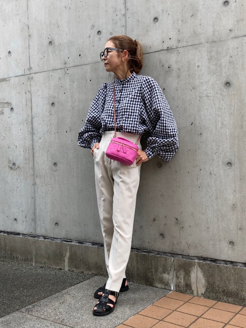ブラック系のシャツ/ブラウス、ホワイト系のパンツ、ピンク系のショルダーバッグを着用したレディースの夏コーディネートの4枚目の写真
