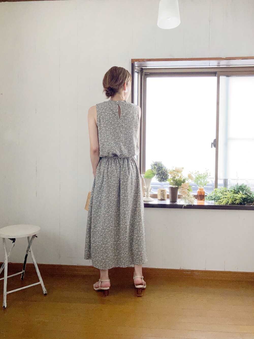 グリーン系のワンピース、ベージュ系のかごバッグ、ベージュ系のサンダルを着用したレディースの夏コーディネートの4枚目の写真