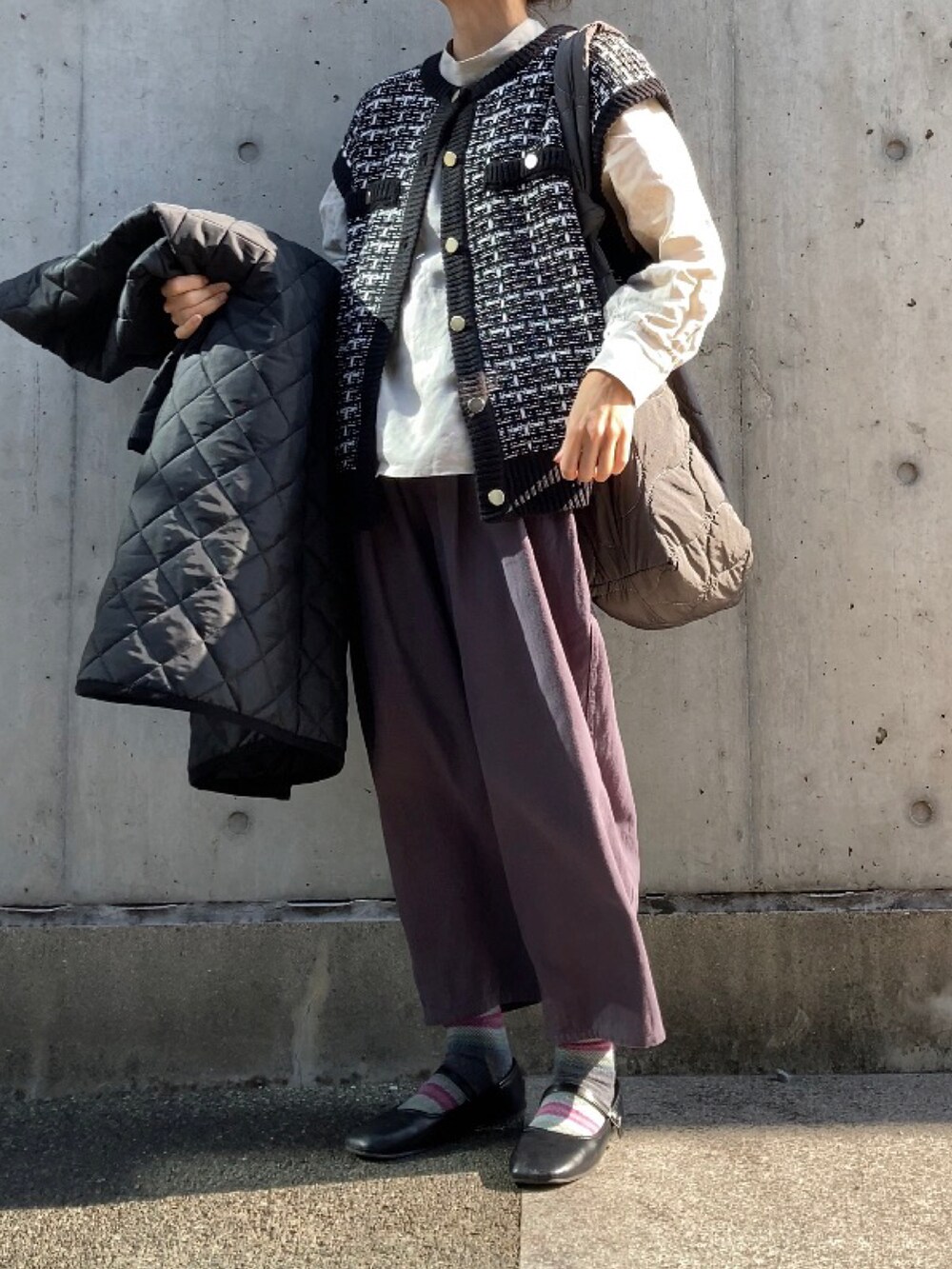 ブラック系のその他アウター、ブラック系のベスト、ベージュ系のシャツ/ブラウスを着用したレディースの秋コーディネートの2枚目の写真