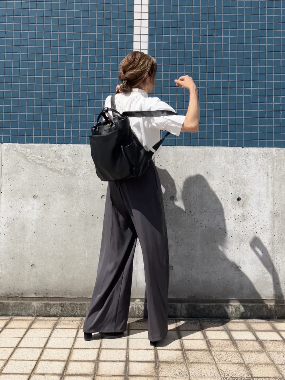 ホワイト系のシャツ/ブラウス、グレー系のその他パンツ、ブラック系のバックパック/リュックを着用したレディースの秋コーディネートの2枚目の写真