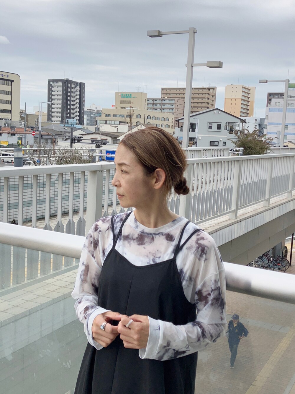 ホワイト系のシャツ/ブラウス、グレー系のその他トップス、ブラック系のワンピース/ドレスを着用したレディースの春コーディネートの2枚目の写真