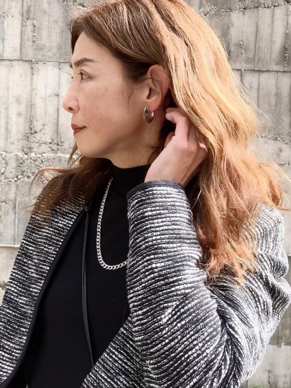「オトナ女子、お仕事コーデ、uleula、ウルア、ワイドパンツ、40代ファッション、50代ファッション、アラフィフ」｜「ULEULAのルーズワイドタックパンツ（その他パンツ、ホワイト系）」を使った、まゆみんさん（レディース・160cm）の冬コーディネートの3枚目の写真