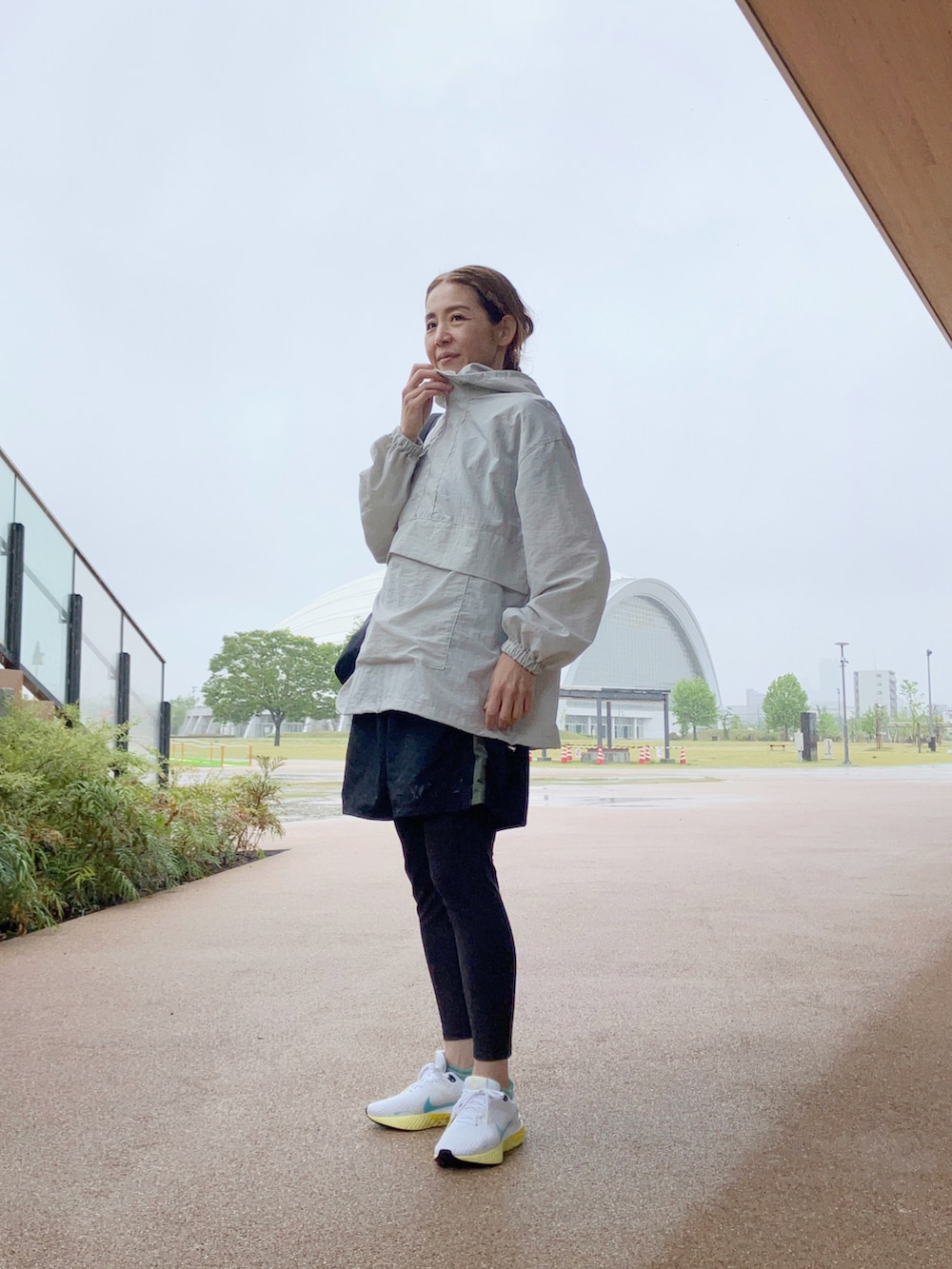 グレー系のブルゾン、ブラック系のその他パンツ、ホワイト系のスニーカーを着用したレディースの春コーディネートの5枚目の写真