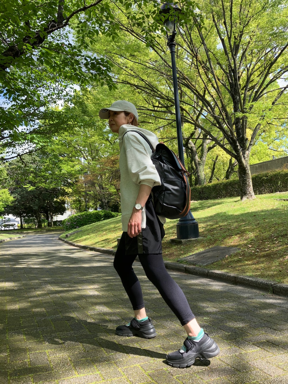 「apretro、パーカー、アンティカ、antiqua、ショートパンツ、スポーツミックス、ランニング、ZARA、ソックウェル、Sockwell、着圧ソックス、NEW ERA、キャップ、40代ファッション」｜「ap retroのダンボールニットサイドジップパーカー（パーカー、ベージュ系）」を使った、まゆみんさん（レディース・160cm）の春コーディネートの4枚目の写真