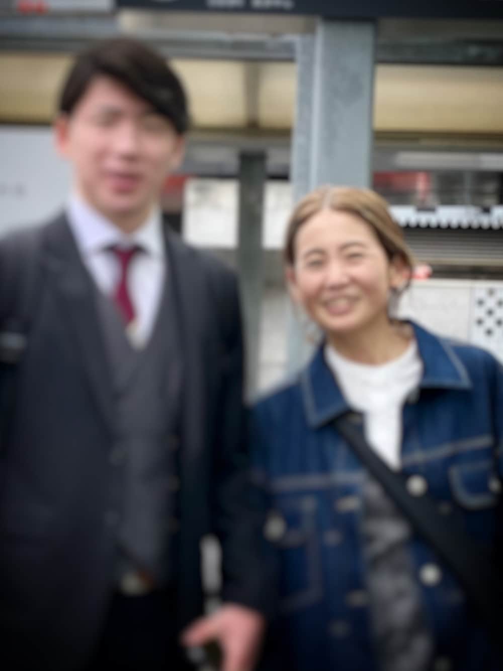 グレー系のベスト、ブルー系のデニムジャケット、ホワイト系のワンピース/ドレスを着用したレディースの春コーディネートの5枚目の写真