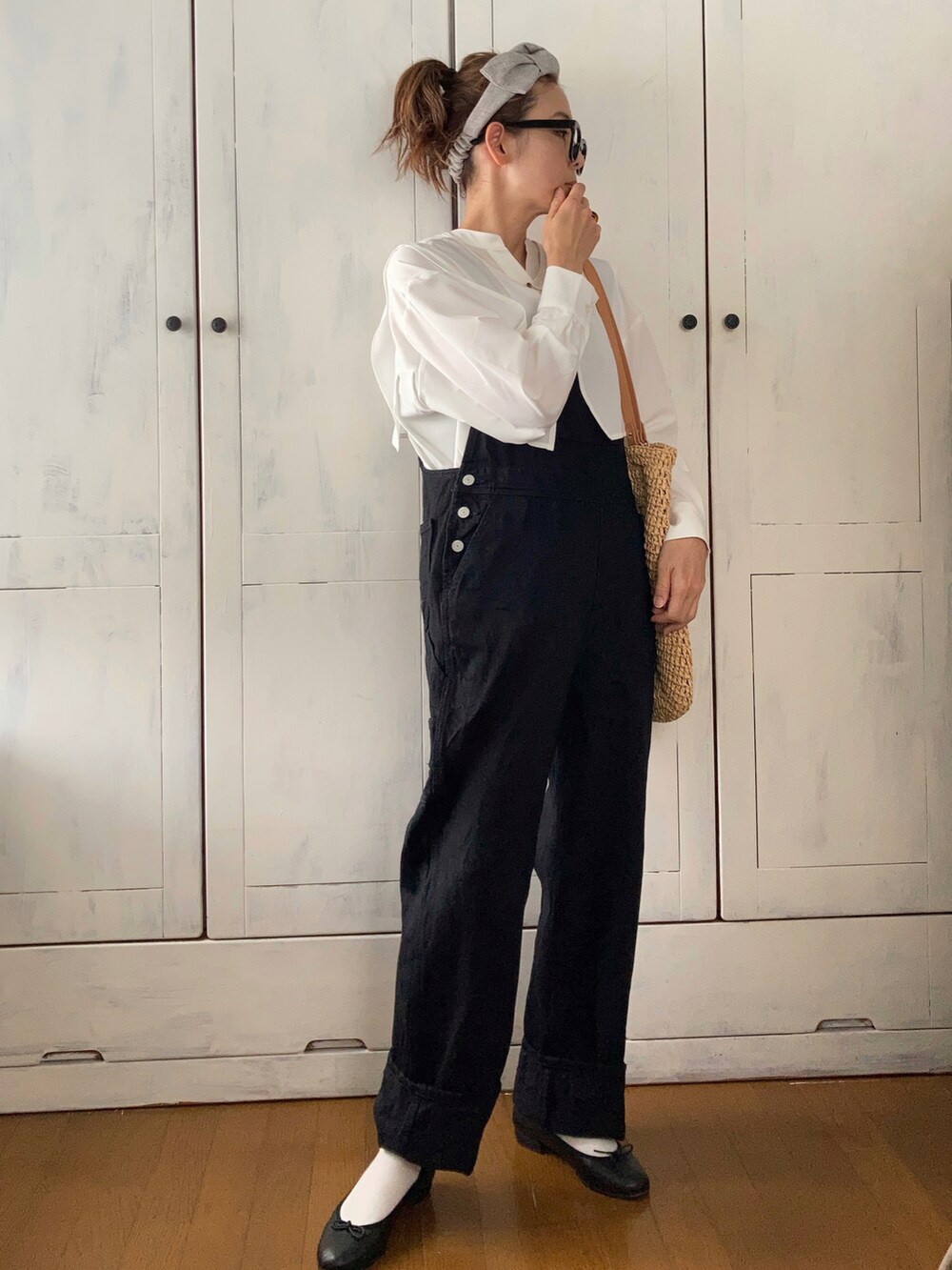 「SOMETHING、サムシング、サロペット、オーバーオール、黒、モノトーンコーデ、ビッグカラー、襟付きトップス、apretro、ZARA、かごバッグ、バレエシューズ、ガーリーラウンジ、めがね、ヘアバンド」｜「ap retroのバックプリーツバンドカラーシャツ　襟付き（シャツ/ブラウス、ホワイト系）」を使った、まゆみんさん（レディース・160cm）の春コーディネートの2枚目の写真