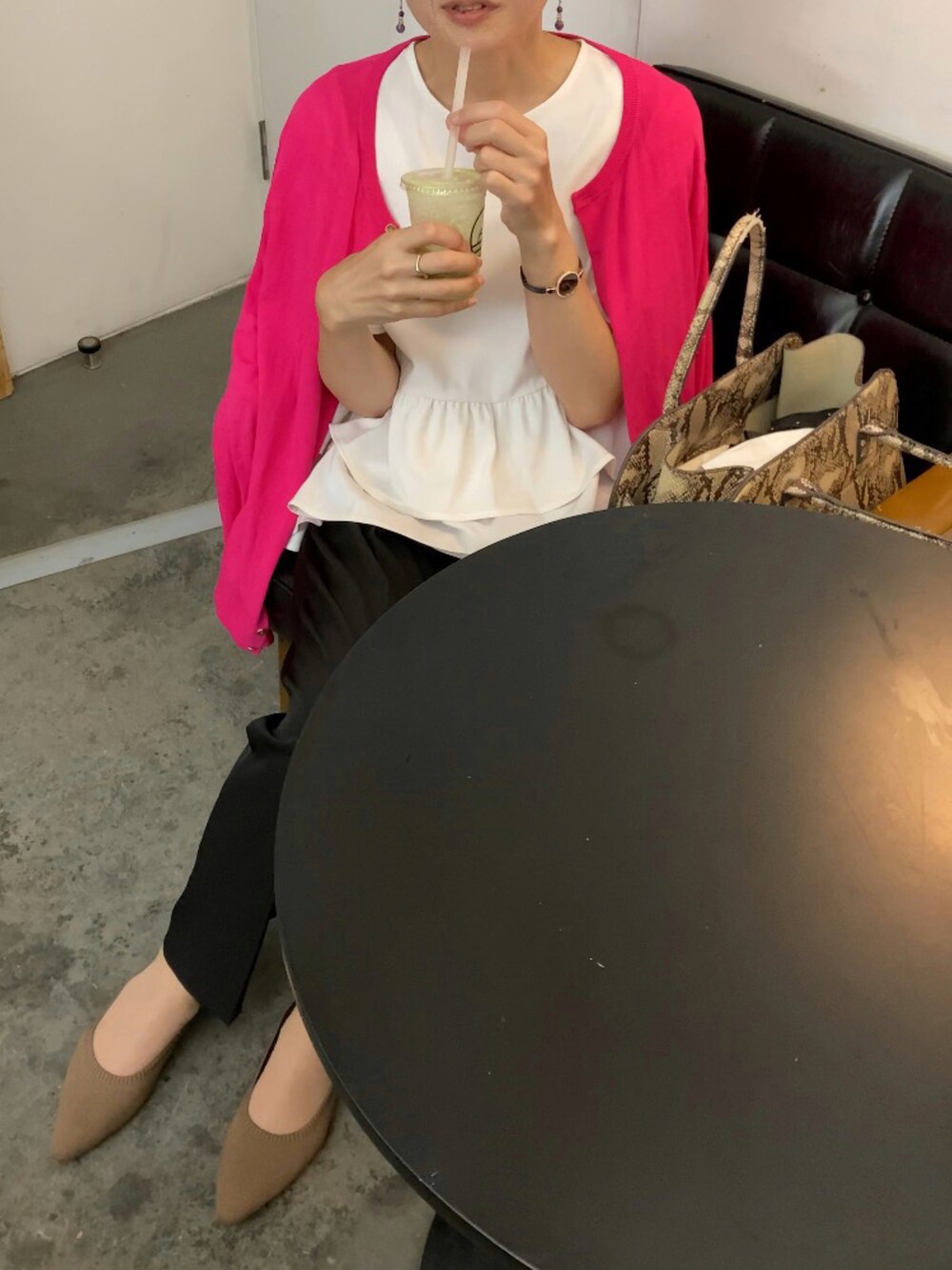 「保護者コーデ、vivaia、フラットシューズ、ポインテッドトゥ、パンプス、WHITE JOOLA、セットアップ、ティアードブラウス、ピンク、パイソン柄」｜「ROPE' PICNICの【WEB限定カラー:ネイビー】UVカット＆洗濯機OK/クルーネックカーディガン（カーディガン/ボレロ、ピンク系）」を使った、まゆみんさん（レディース・160cm）の夏コーディネートの3枚目の写真