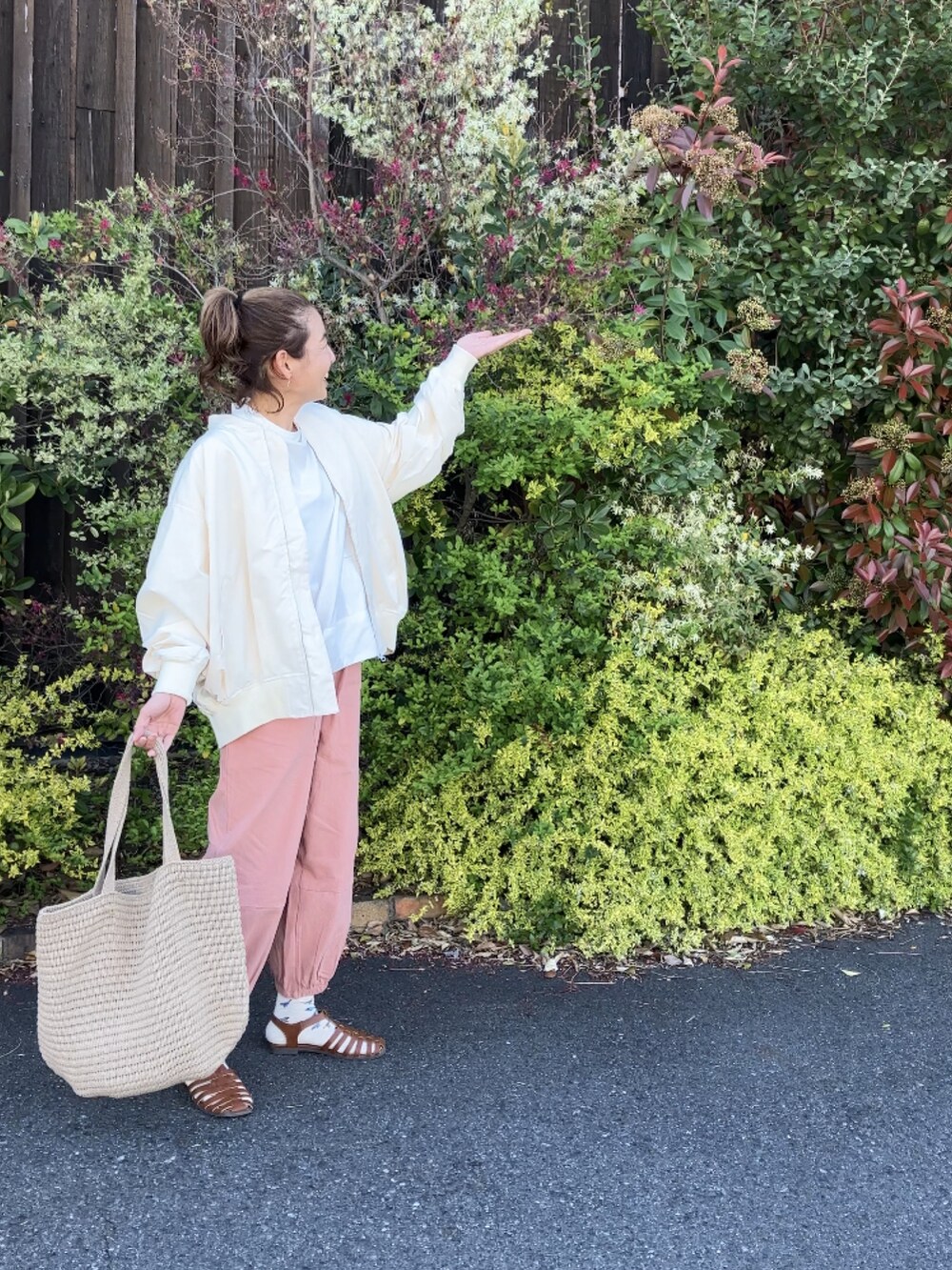 「ピンク、ピンクコーデ、カラーパンツ、バルーンパンツ、かぼちゃパンツ、clothesshopedo、edo、40代ファッション、ナチュラル、ナチュラルスタイル」｜「Clothes shop édoのコットンリネンリラックスパンツ（パンツ、ピンク系）」を使った、まゆみんさん（レディース・160cm）の春コーディネートの5枚目の写真