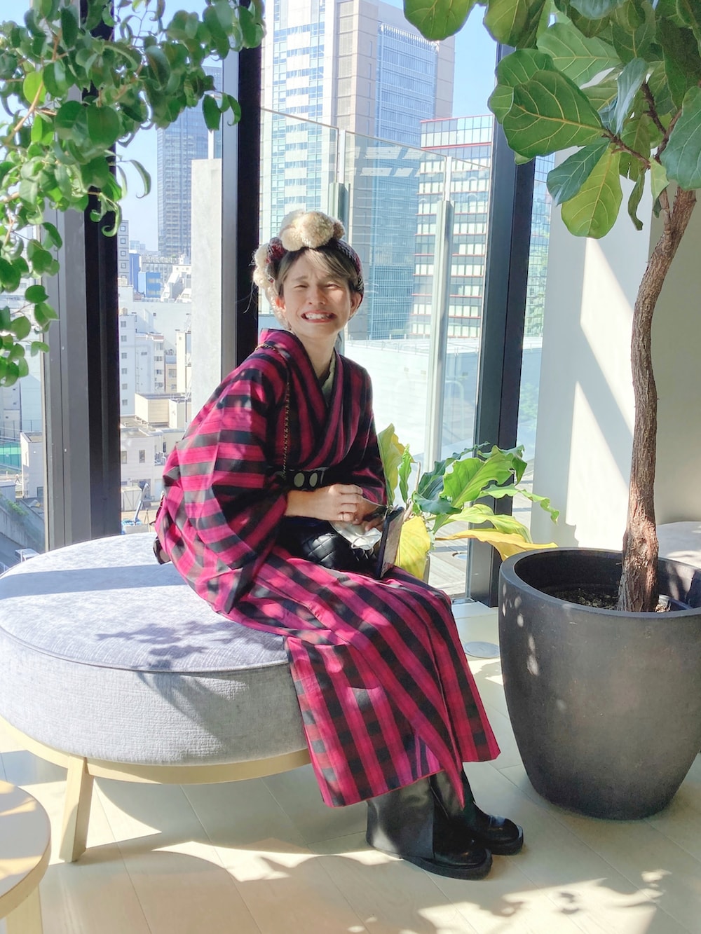 イエロー系のブーツ、ブラック系の着物、ブルー系のヘアバンドを着用したレディースの秋コーディネートの3枚目の写真